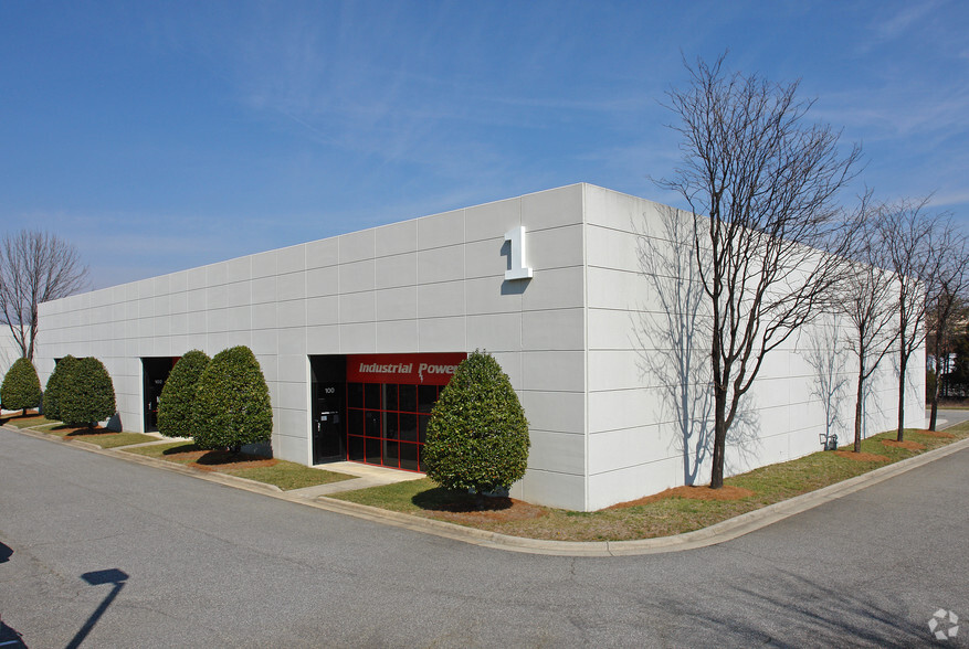 2606 Phoenix Dr, Greensboro, NC à louer - Photo principale - Image 1 de 10