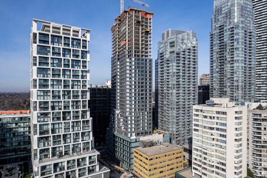 2161 Yonge St, Toronto, ON à vendre - Photo du bâtiment - Image 3 de 7