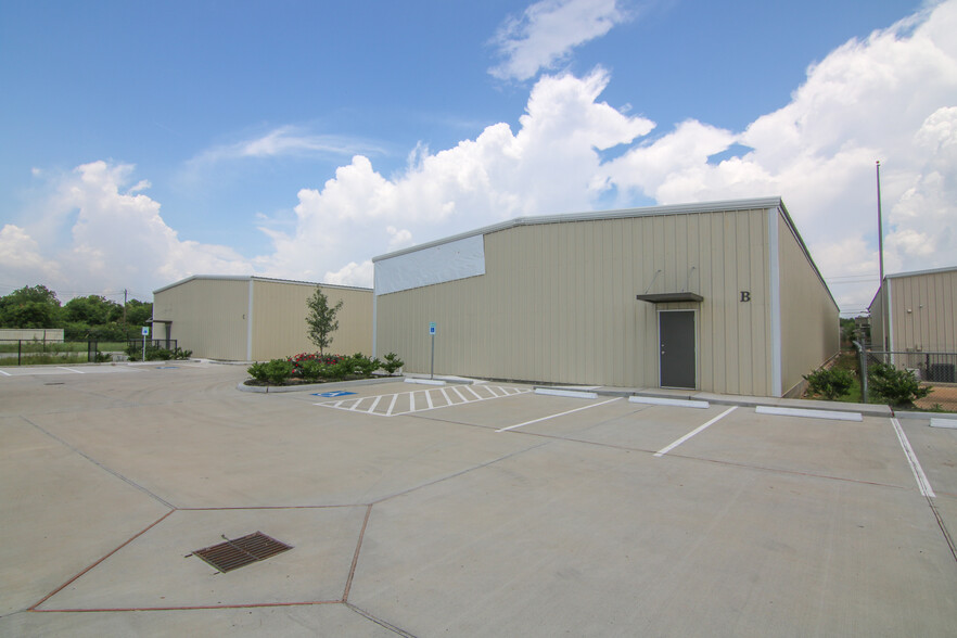 8051 S Sam Houston Pky E, Houston, TX for lease - Building Photo - Image 2 of 45