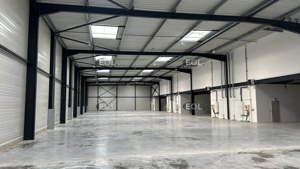 Flex in Ferrières-en-Brie for lease - Building Photo - Image 2 of 9