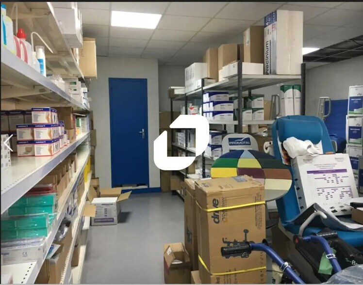 Retail in Clamart for lease - Interior Photo - Image 3 of 5