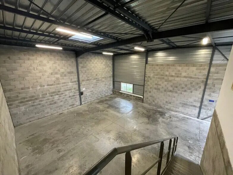 Office in Chassieu for lease - Interior Photo - Image 1 of 3