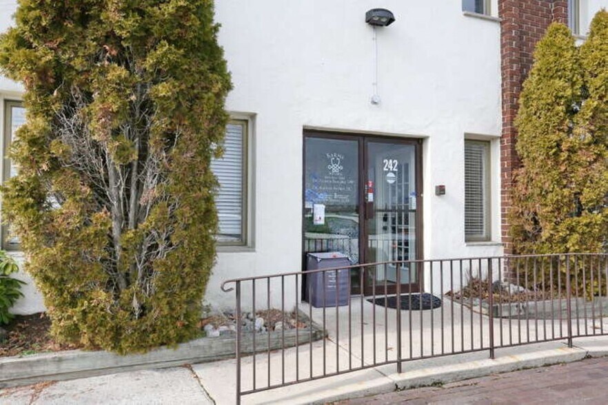 236-246 N Main St, New City, NY à louer - Photo du bâtiment - Image 2 de 12