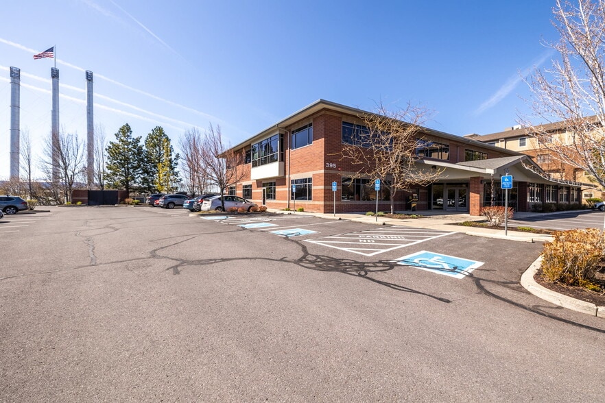 395 SW Bluff Dr, Bend, OR for lease - Building Photo - Image 3 of 9
