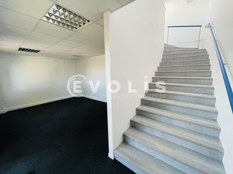 Flex in Lieusaint for lease - Interior Photo - Image 3 of 5