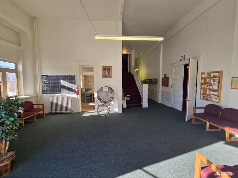 501 W Pine St, Rawlins, WY for sale - Interior Photo - Image 2 of 9