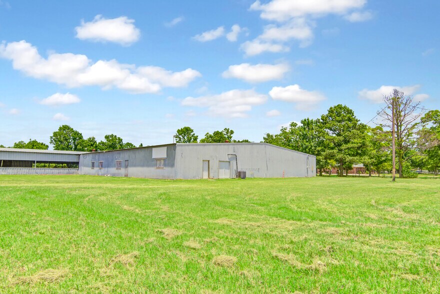 8458 FM 1960 portefeuille de 2 propriétés à vendre sur LoopNet.ca - Photo du bâtiment - Image 2 de 41