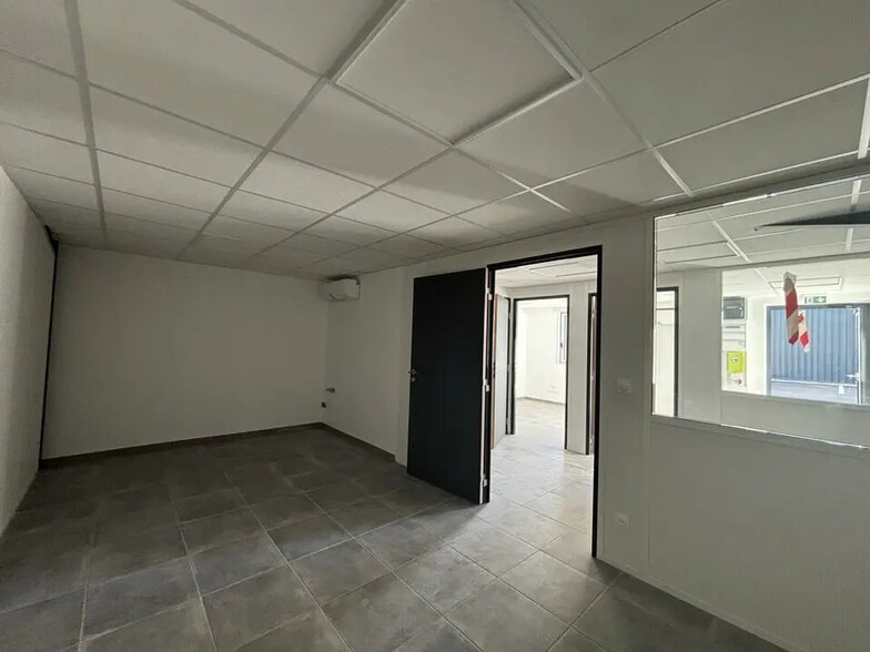 Flex in Jonage for lease - Interior Photo - Image 3 of 19