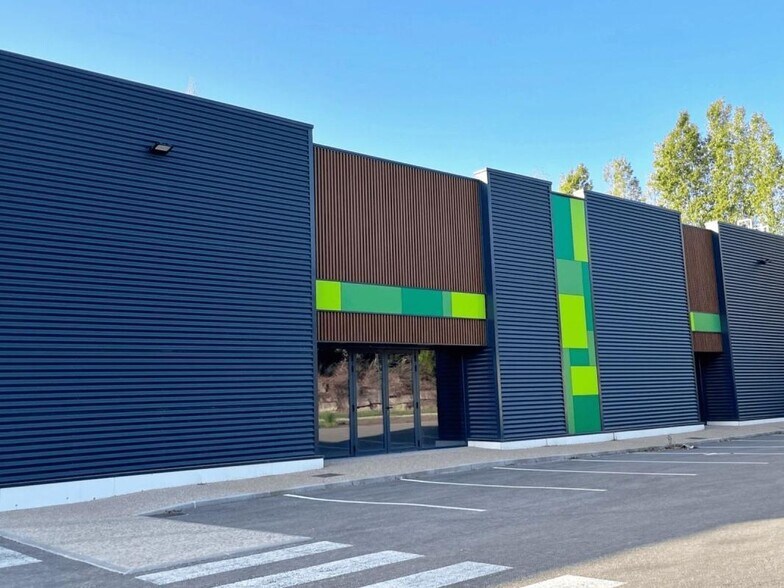 Retail in Anse for lease - Building Photo - Image 1 of 5