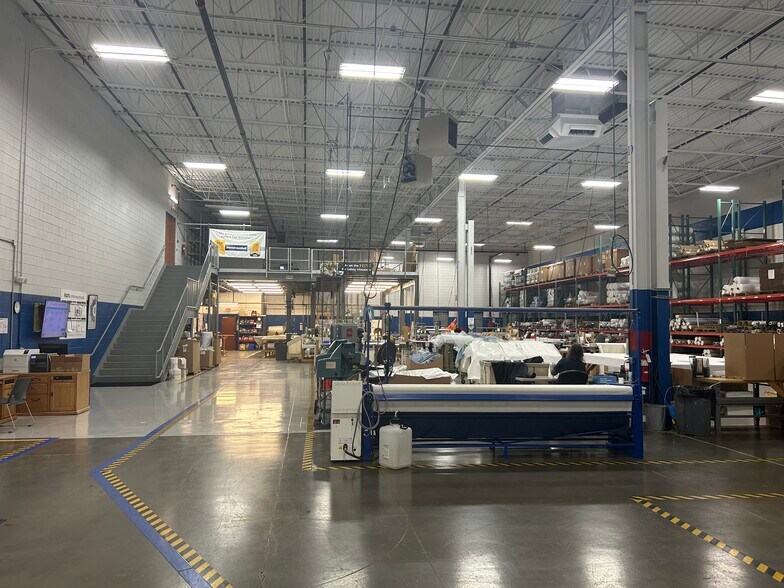 8012 Tower Point Dr, Charlotte, NC à vendre - Photo du bâtiment - Image 2 de 12