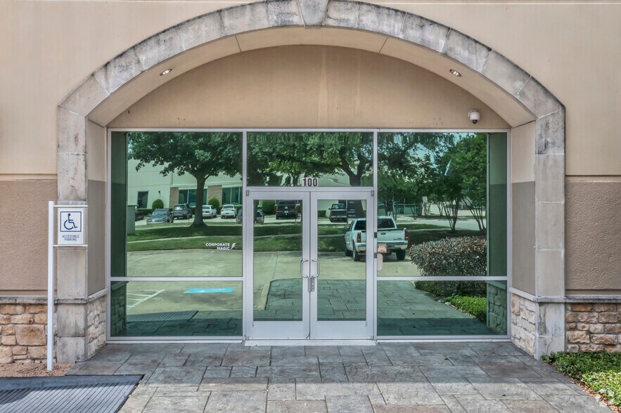 3310 Matrix Dr, Richardson, TX à louer - Photo du bâtiment - Image 2 de 11