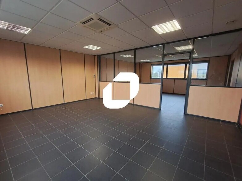 Office in Armentières for lease - Building Photo - Image 2 of 8