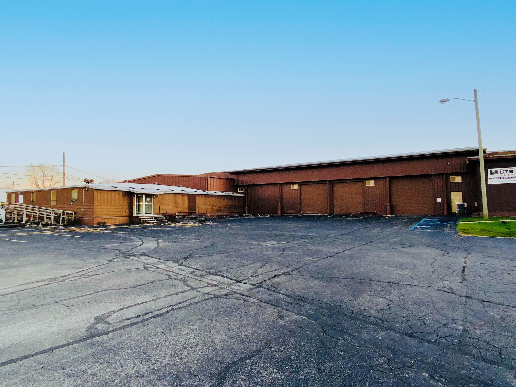 2717 W Ferguson Rd, Fort Wayne, IN for lease Primary Photo- Image 1 of 13