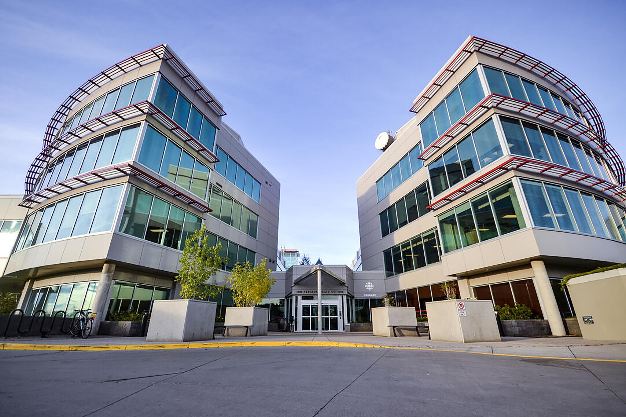 2000 Veteran's Pl NW, Calgary, AB for lease Primary Photo- Image 1 of 3