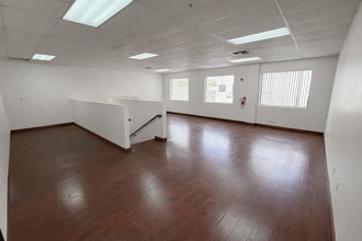 28041 Smyth Dr, Valencia, CA à louer Photo du bâtiment- Image 2 de 8