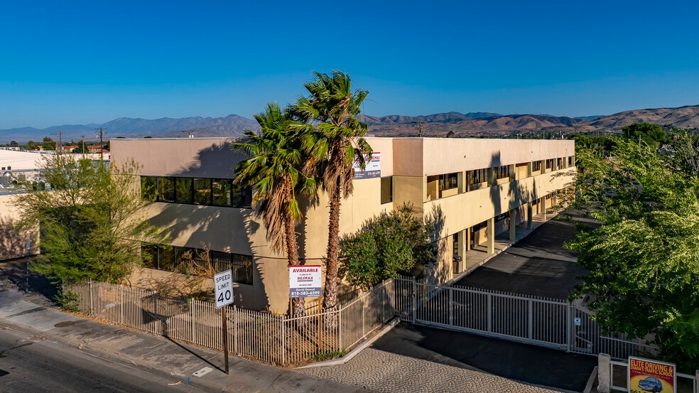 301 Palmdale Blvd, Palmdale, CA for sale - Primary Photo - Image 1 of 33