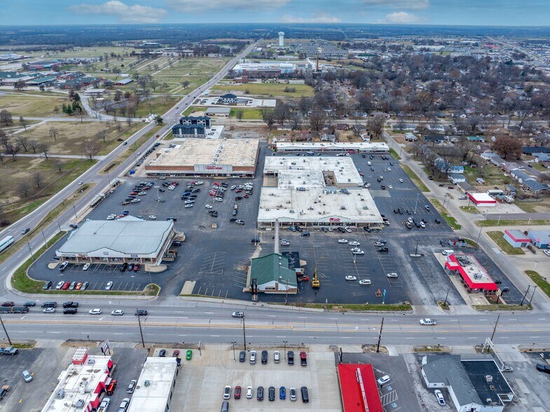 1400 S Limit Ave, Sedalia, MO à louer - Photo du bâtiment - Image 3 de 6