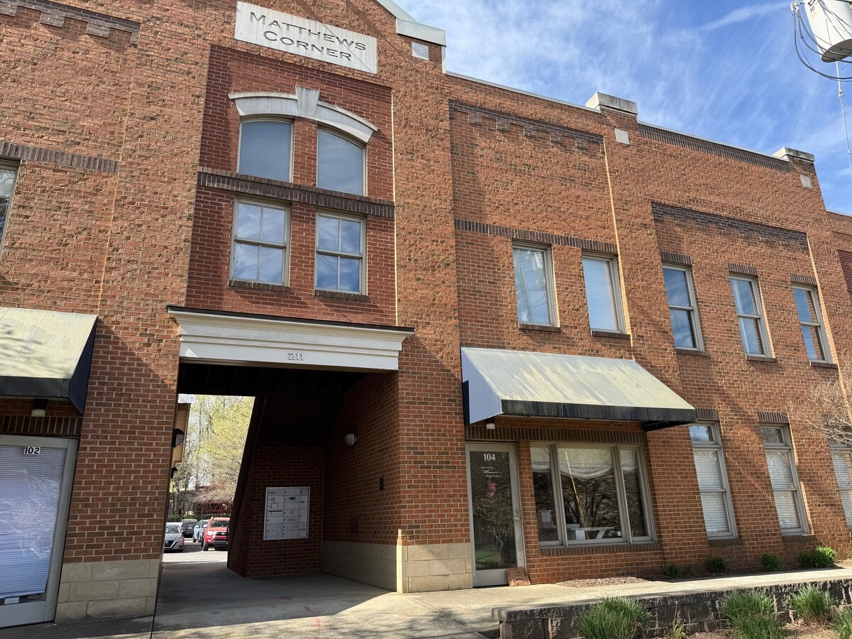 211 W Matthews St, Matthews, NC 28105 - Unité 204 -  - Photo intérieure - Image 1 of 14