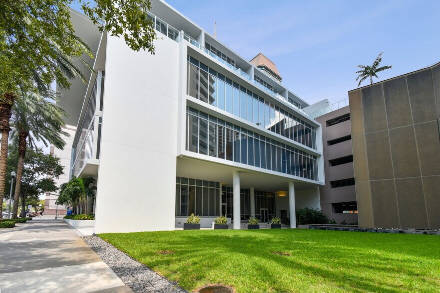 147 2nd Ave S, Saint Petersburg, FL à louer - Photo du bâtiment - Image 2 de 13