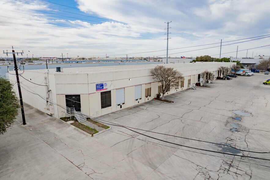 5903-5929 Distribution, San Antonio, TX à louer - Photo du bâtiment - Image 3 de 12