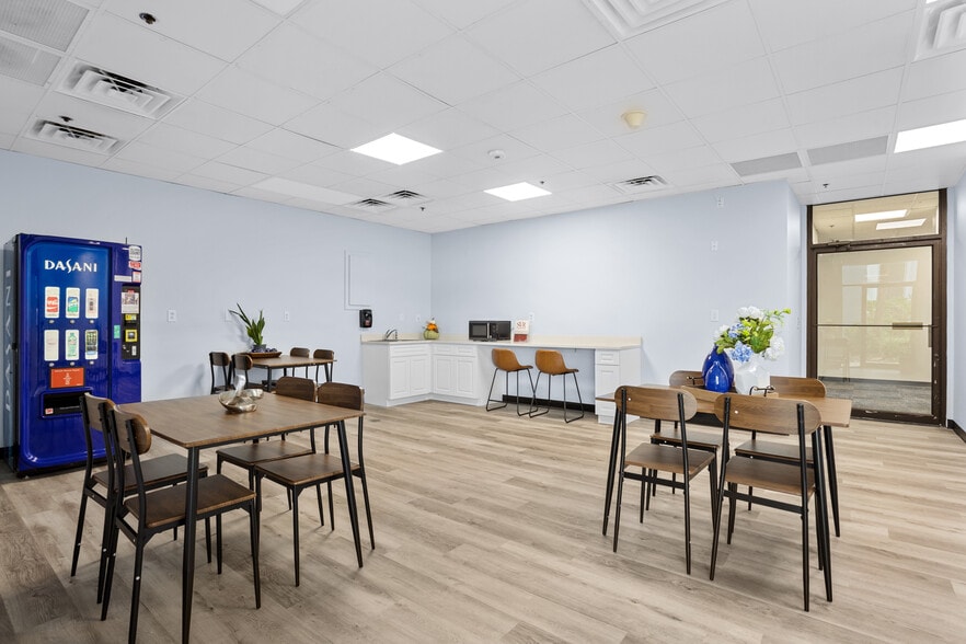 7825 Baymeadows Way, Jacksonville, FL for lease - Interior Photo - Image 3 of 4