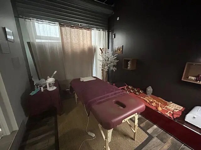 Retail in Oullins for lease - Interior Photo - Image 3 of 3