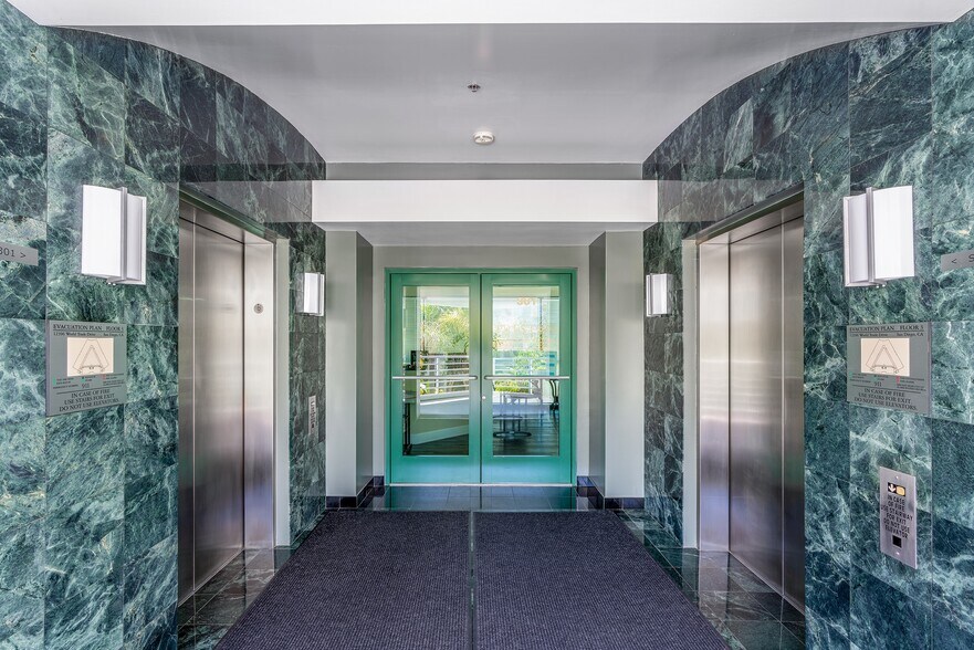 12396 World Trade Dr, San Diego, CA à louer - Hall d’entrée - Image 3 de 13