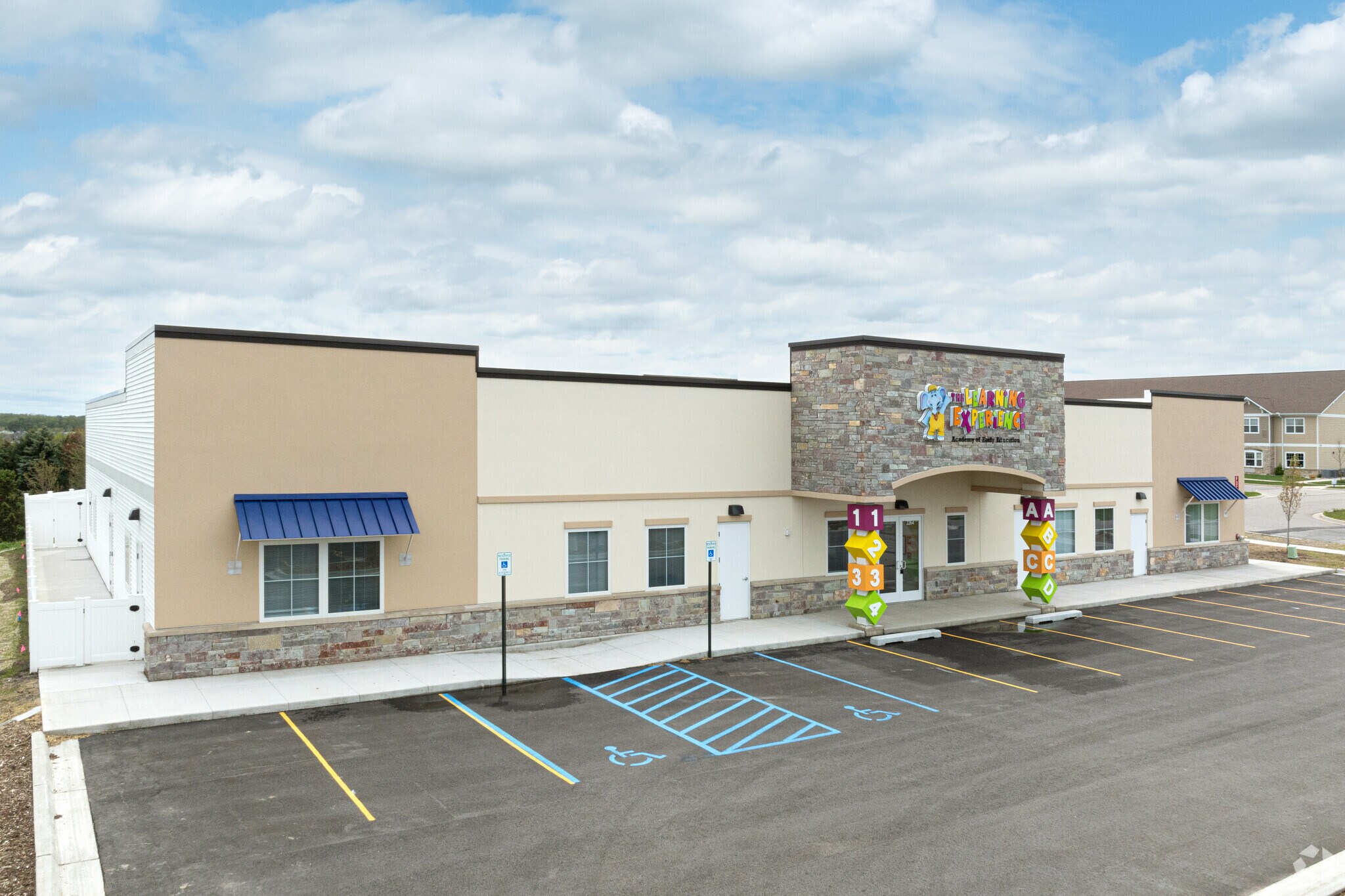 2220 64th SW st, Byron Center, MI à vendre Photo du bâtiment- Image 1 de 11