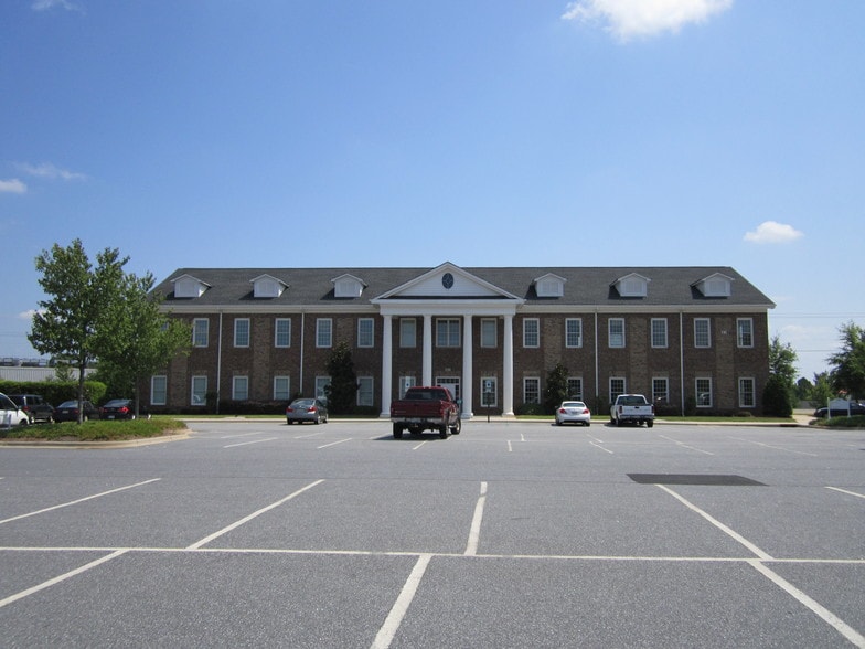 114 Morlake Dr, Mooresville, NC à louer - Photo du bâtiment - Image 3 de 15