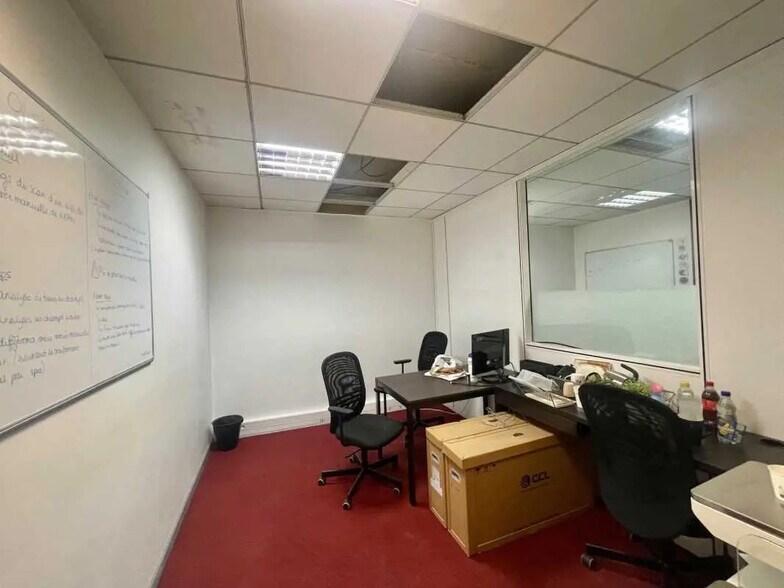 Office in Lyon for lease - Interior Photo - Image 3 of 6