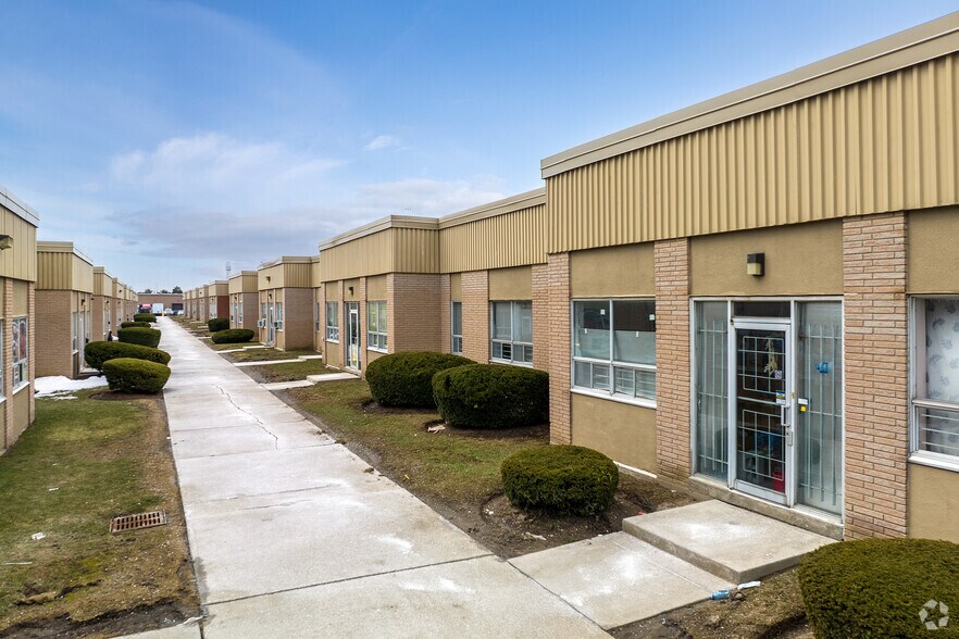 2446 Cawthra Rd, Mississauga, ON à louer - Photo du bâtiment - Image 3 de 7