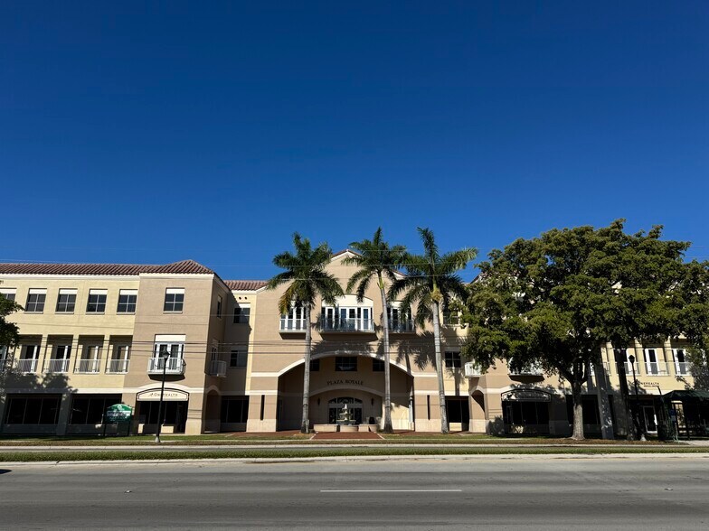 15600 NW 67th Ave, Miami Lakes, FL à louer - Photo du bâtiment - Image 2 de 14