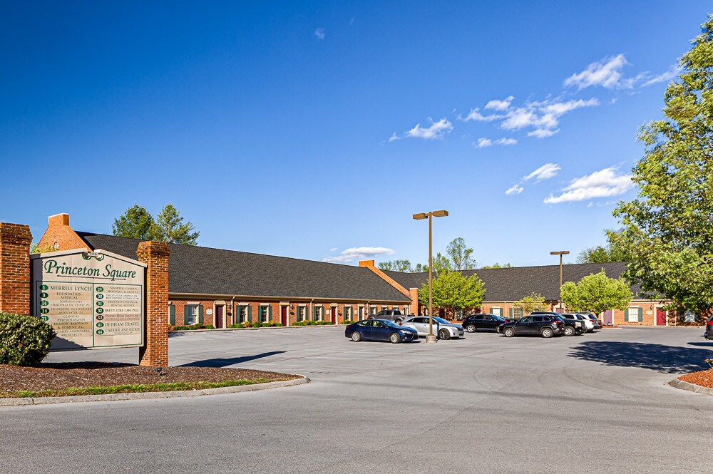 206 Princeton Rd, Johnson City, TN à louer Photo principale- Image 1 de 4