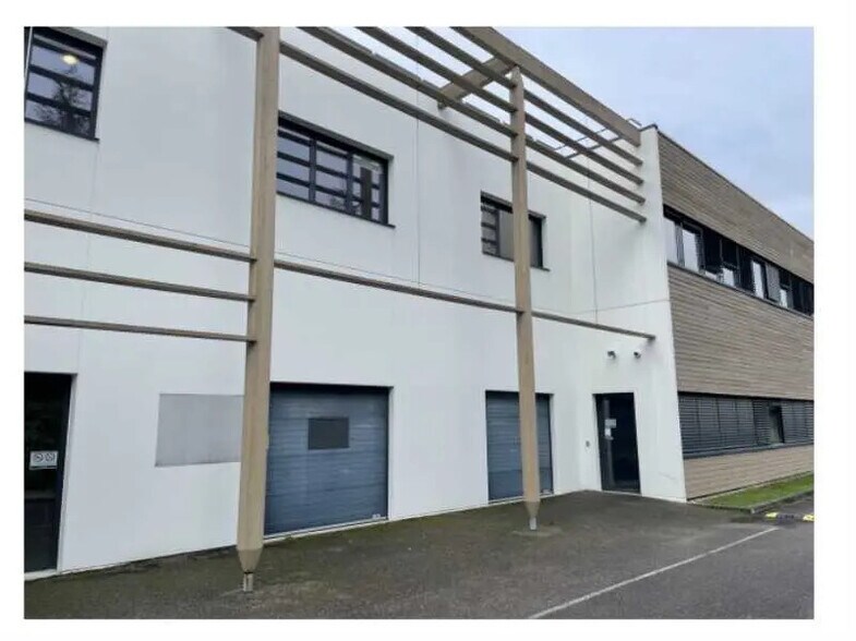 Flex dans Saint-Priest à louer - Photo du bâtiment - Image 3 de 3