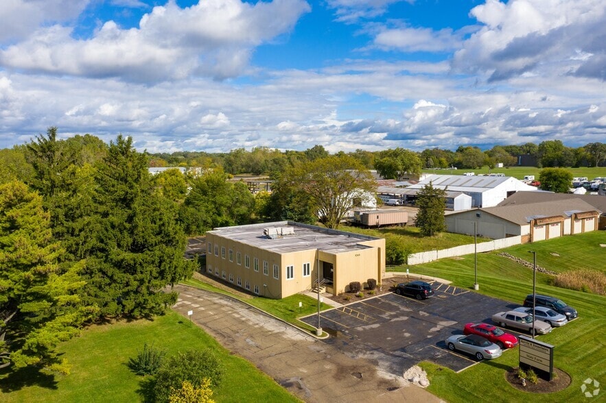 1065 Lake Ave, Woodstock, IL for lease - Aerial - Image 2 of 10