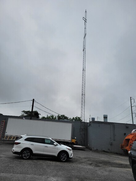 114 Railroad St, Huntington Station, NY à louer - Photo du bâtiment - Image 3 de 4