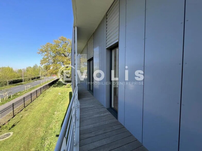 Bureau dans Chanteloup-en-Brie à louer - Photo du bâtiment - Image 3 de 11