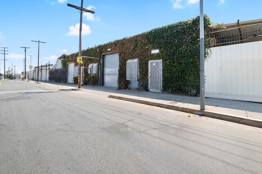 3238 Union Pacific Ave, Los Angeles, CA à louer - Photo du bâtiment - Image 3 de 26