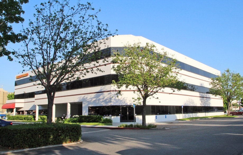 444 E Huntington Dr, Arcadia, CA à louer - Photo du bâtiment - Image 2 de 9