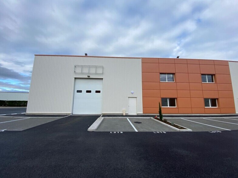 Flex in Chassieu for lease - Building Photo - Image 1 of 6