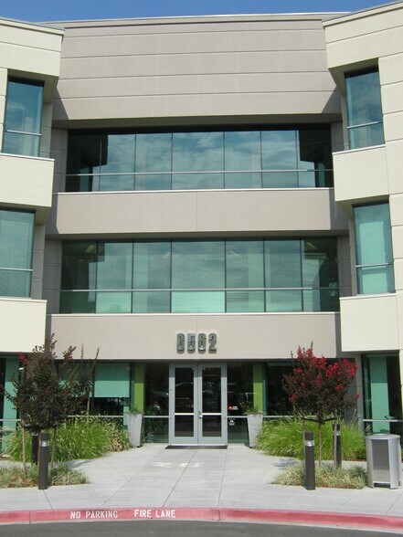3562 Round Barn Cir, Santa Rosa, CA à louer - Photo du bâtiment - Image 3 de 5