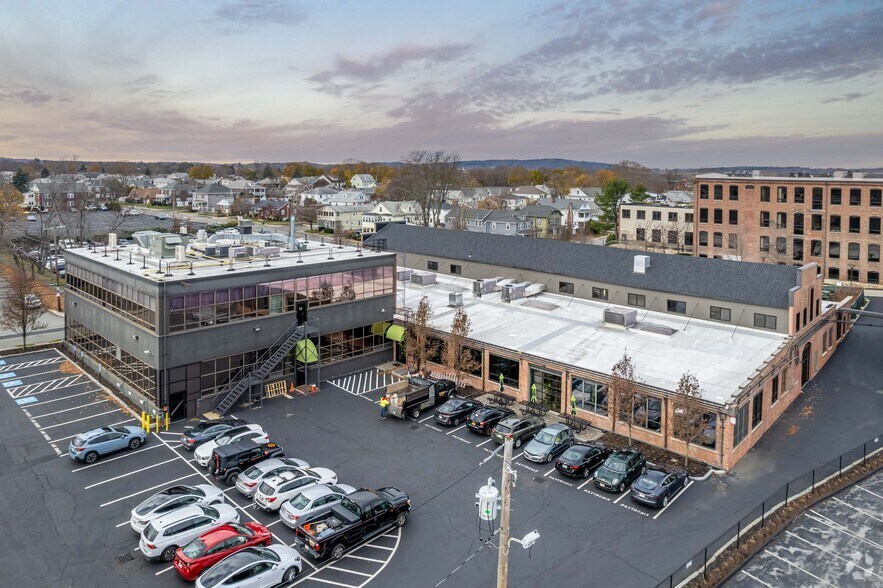 90 Bridge St, Newton, MA à louer - Photo du bâtiment - Image 2 de 5