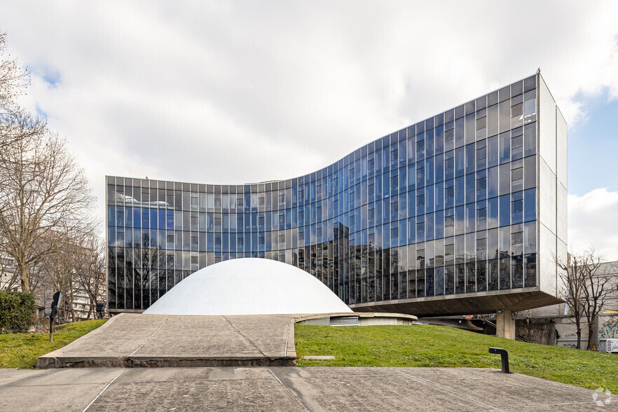 2 Place Du Colonel Fabien, Paris for lease - Building Photo - Image 1 of 10