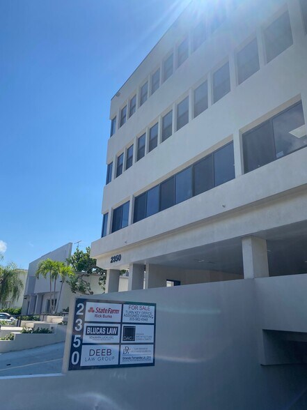 2350 Coral Way, Coral Gables, FL à vendre - Photo du bâtiment - Image 3 de 26