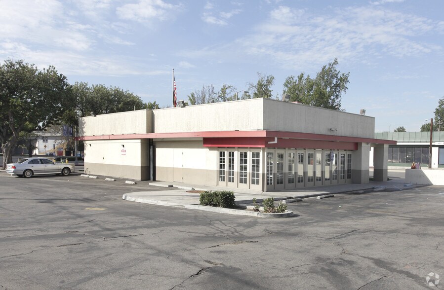 6202 Laurel Canyon Blvd, North Hollywood, CA for lease - Building Photo - Image 2 of 4