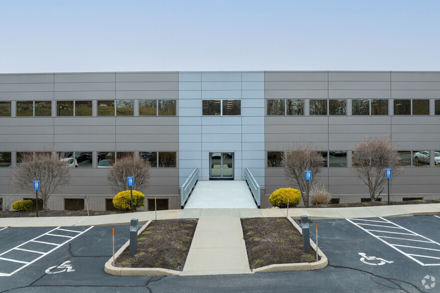 1300 Highland Corporate Dr, Cumberland, RI for sale - Building Photo - Image 3 of 10