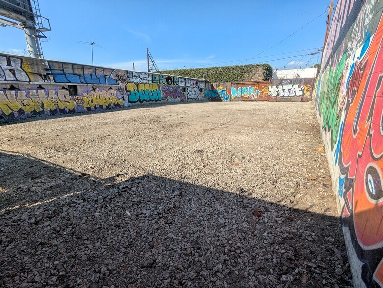 5747 Melrose Ave, Los Angeles, CA à louer - Photo du bâtiment - Image 3 de 7