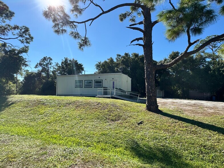 1385 Touchstone Rd, North Fort Myers, FL à vendre - Photo du bâtiment - Image 2 de 14