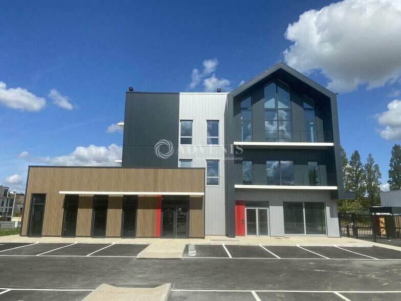 Rue Pierre Curie, Plaisir à louer - Photo du bâtiment - Image 2 de 8