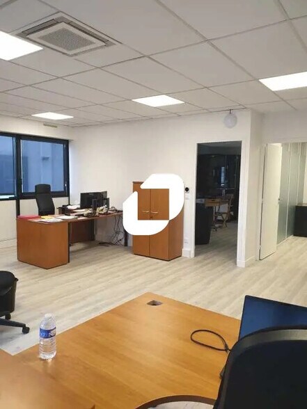 Office in Vitry-sur-Seine for lease - Interior Photo - Image 2 of 9